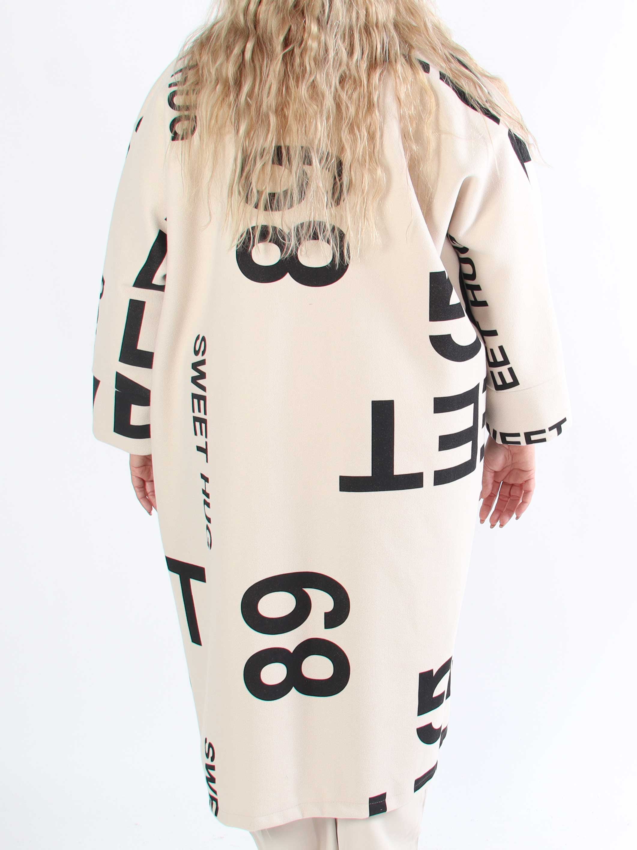 Annah Graphic - Plus size kappa med tydliga sömmar och text
